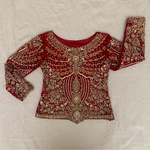 Traditional Pakistani Indian bridal lehenga in red - Picture 4 of 16